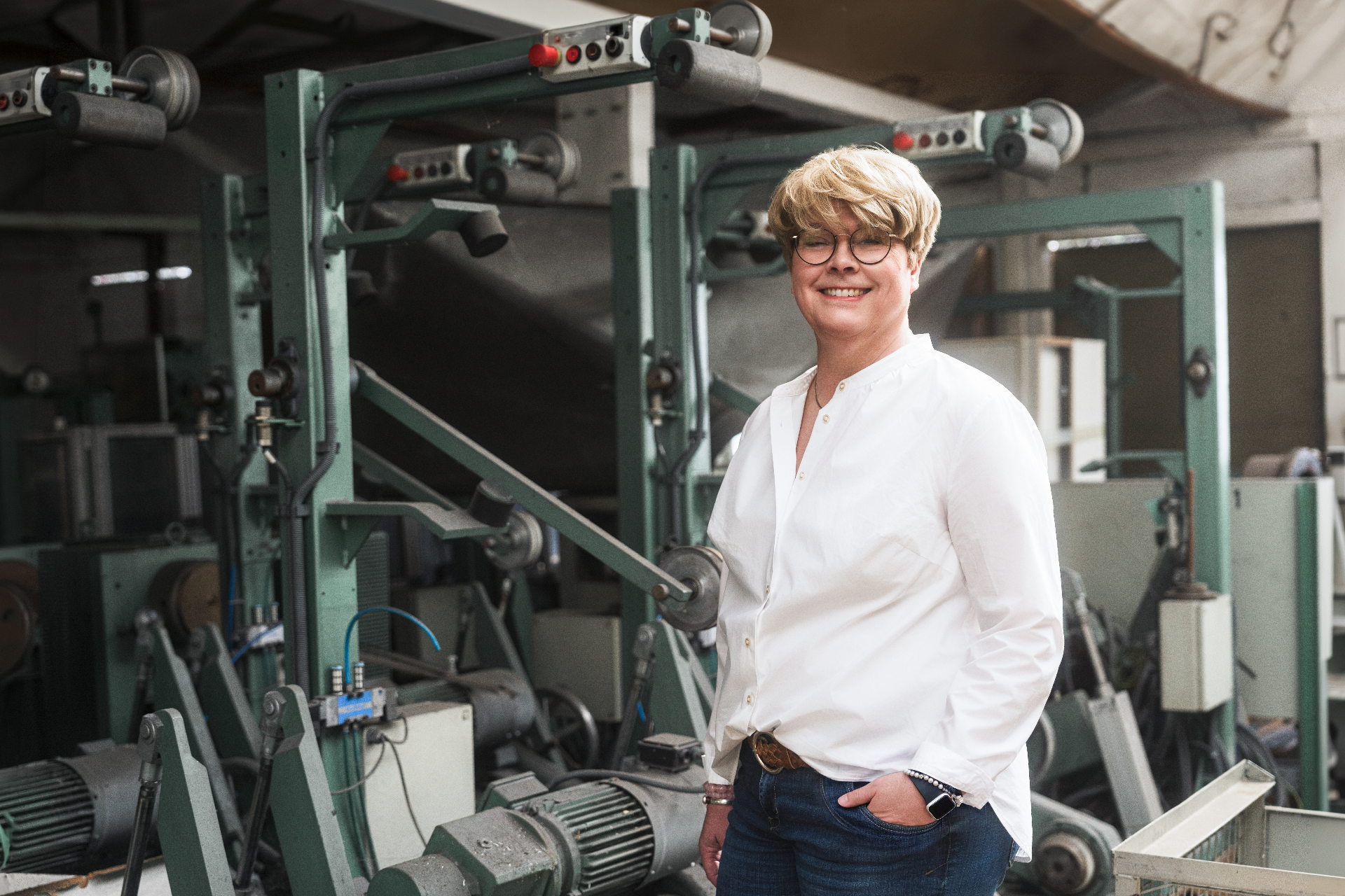Petra Glanert vor einer Anlage bei Hagener Feinstahl