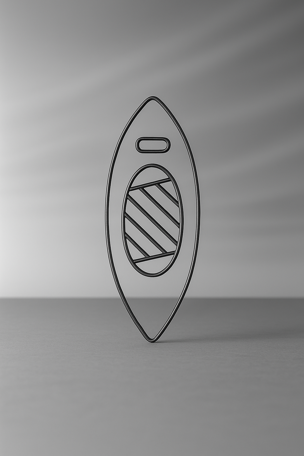 Im Vordergrund steht ein Drahtweber aus Draht. Der Hintergrund ist gräulich verwaschen.