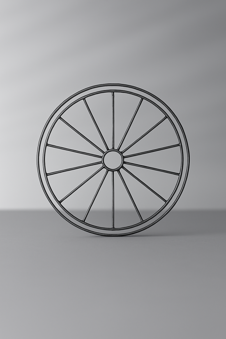 Im Vordergund ist ein Rad aus Draht zu sehen. Der Hintergrund ist gräulich verwaschen.