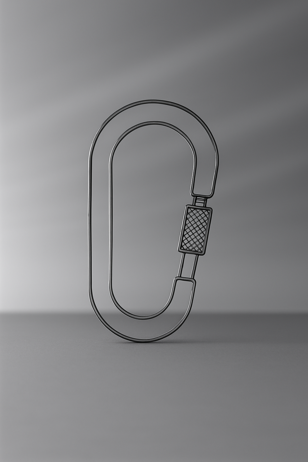 Im Vordergrund sieht man einen Karabiner aus Draht. Der Hintergrund ist gräulich verwaschen.